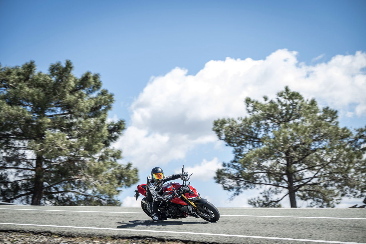 Streetfighter V2 S - riding