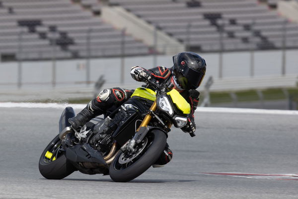 Speed Triple 1200 RX - riding