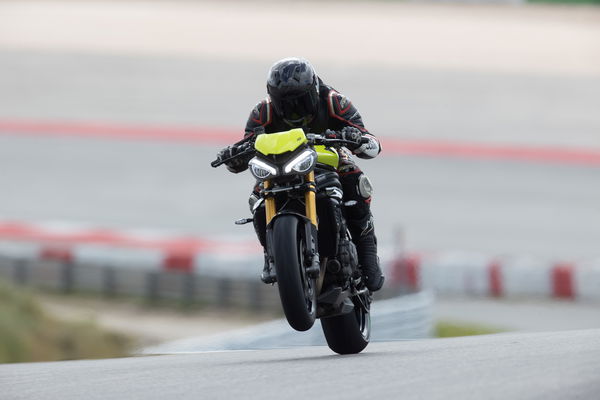 Speed Triple 1200 RX - riding