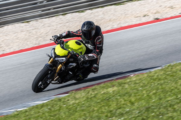 Speed Triple 1200 RX - riding
