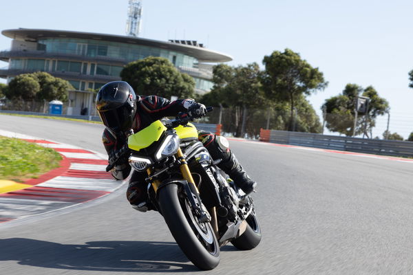 Speed Triple 1200 RX - riding