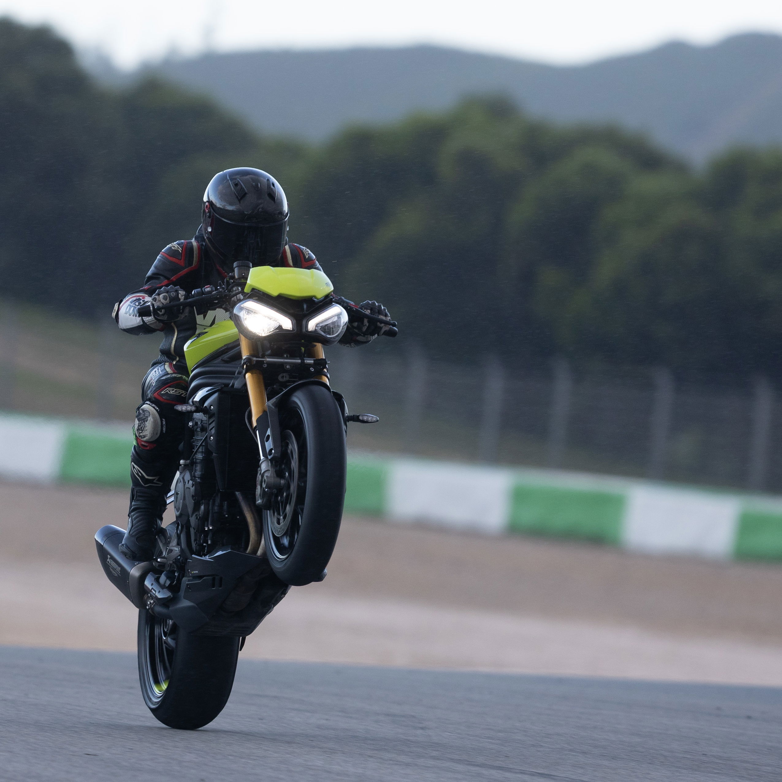 Speed Triple 1200 RX - wheelie