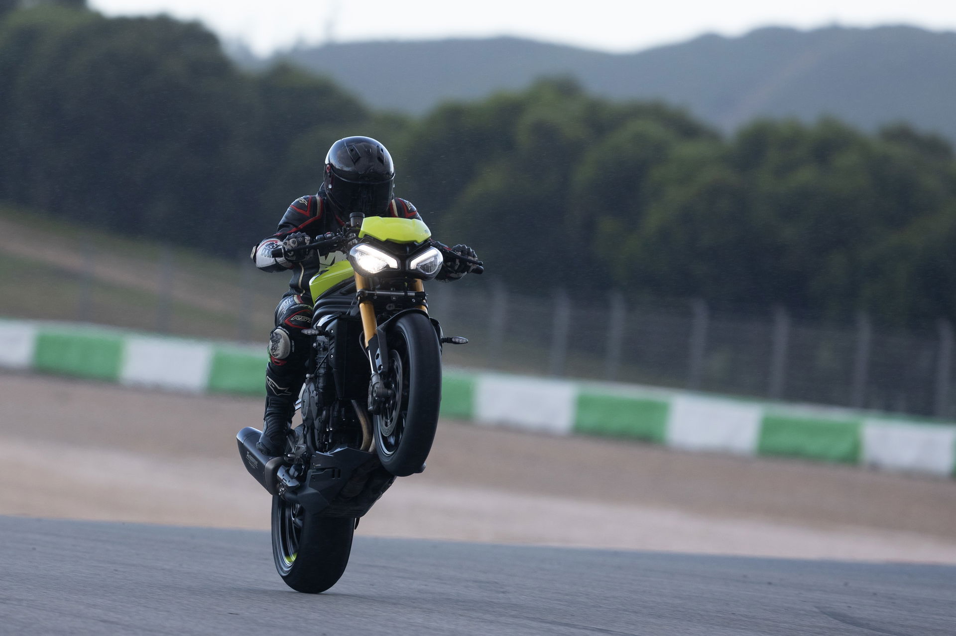 Speed Triple 1200 RX - wheelie