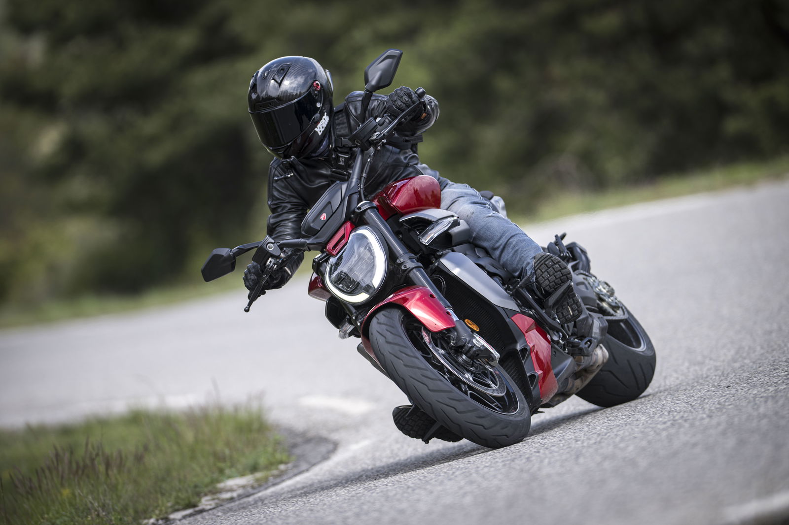 2025 XDiavel V4 - riding