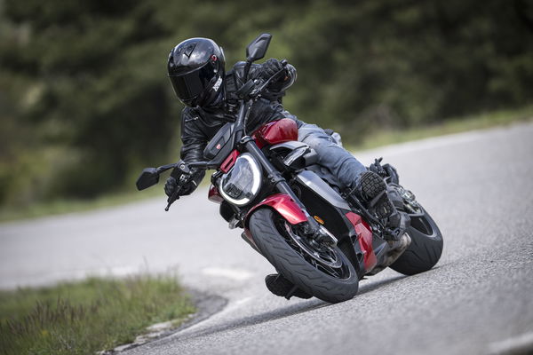 2025 XDiavel V4 - riding