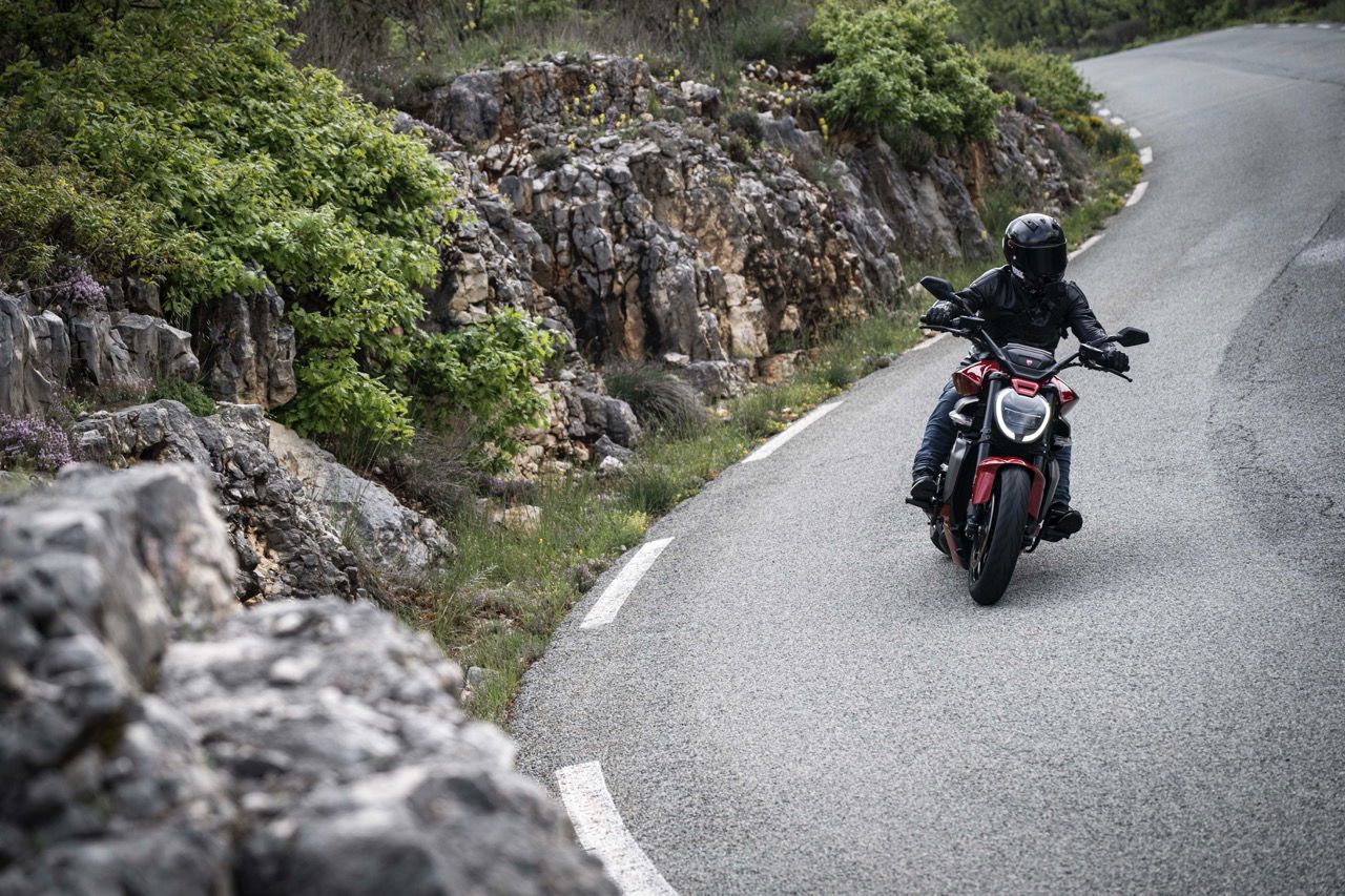 2025 XDiavel V4 - riding