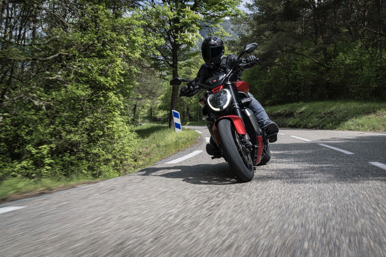 2025 XDiavel V4 - riding