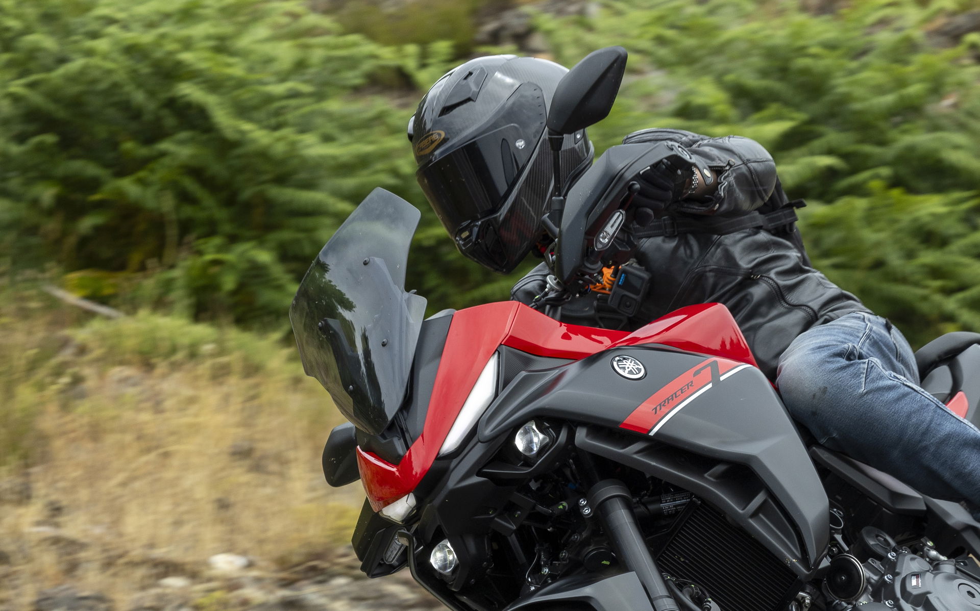 Rising the Yamaha Tracer 7 while wearing the Caberg GP01