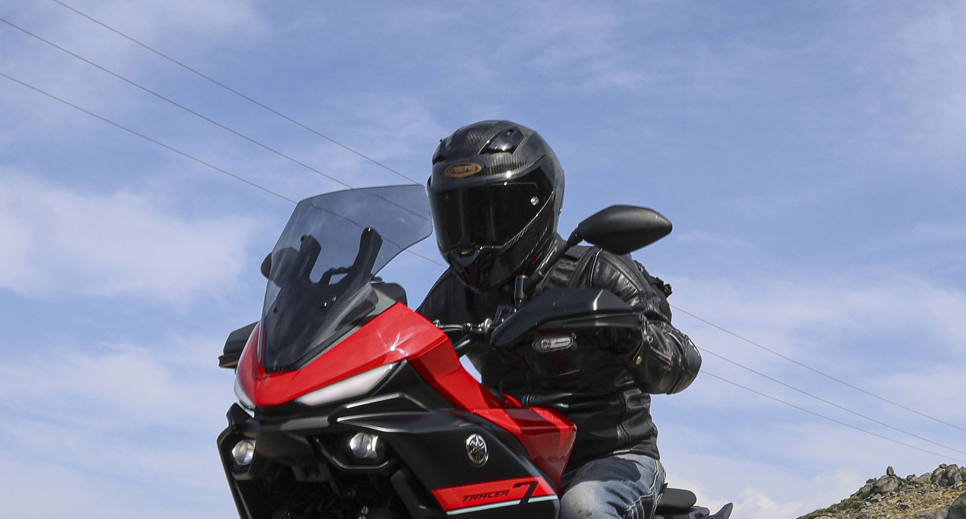 Riding the Tracer 7 while wearing the Caberg GP01