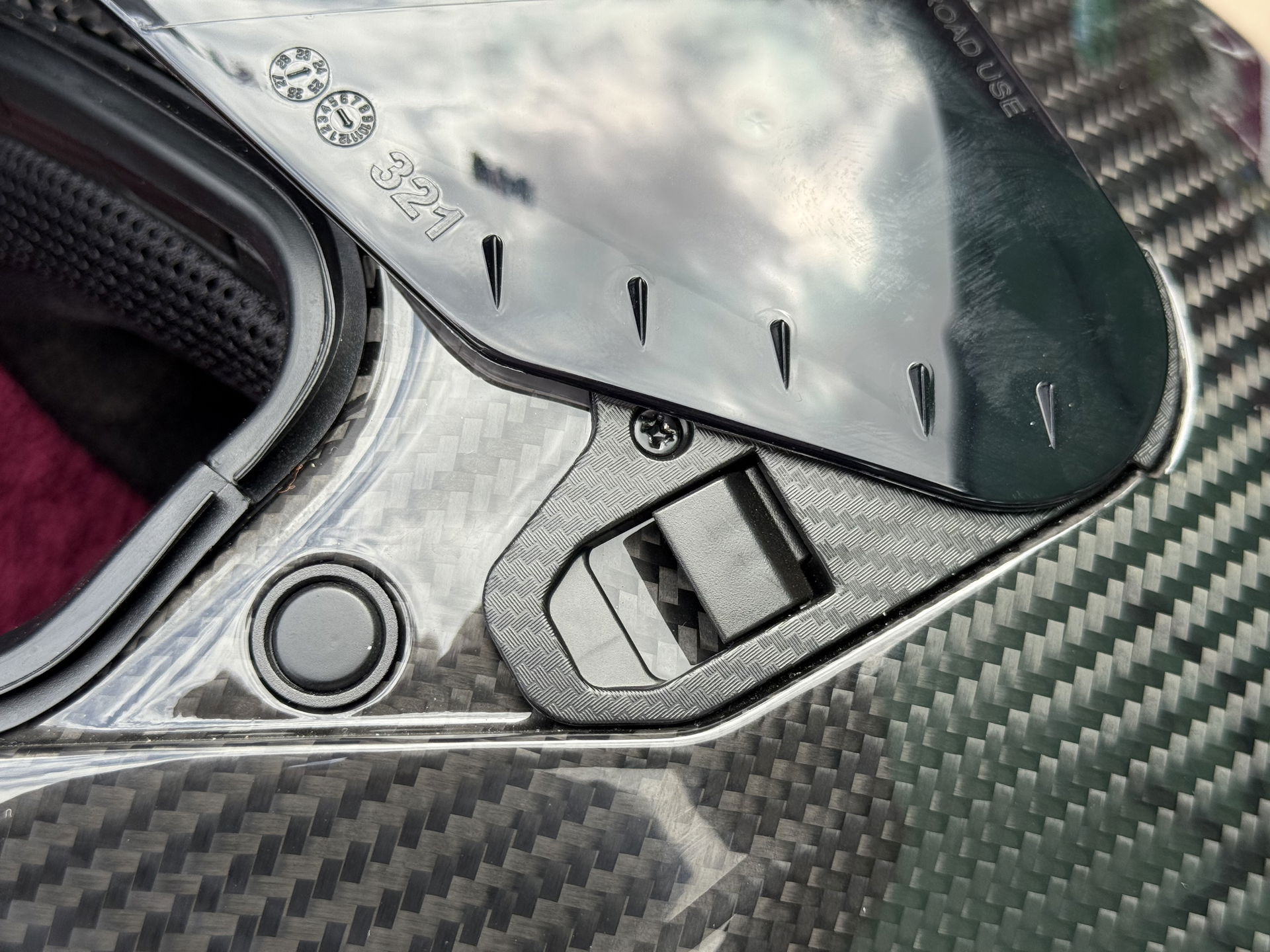 The visor closure system on the GP01