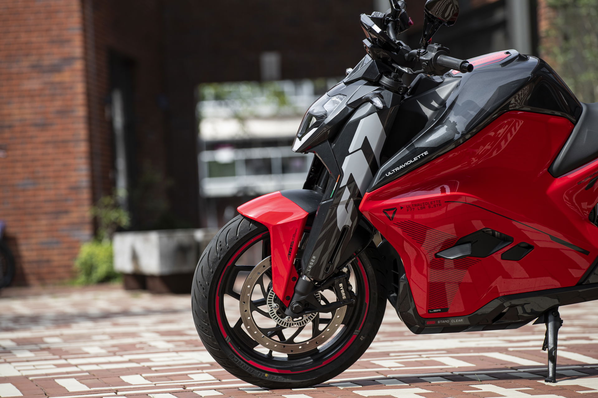 The extra panels on the front fork are a nice touch that give the bike a futuristic look.