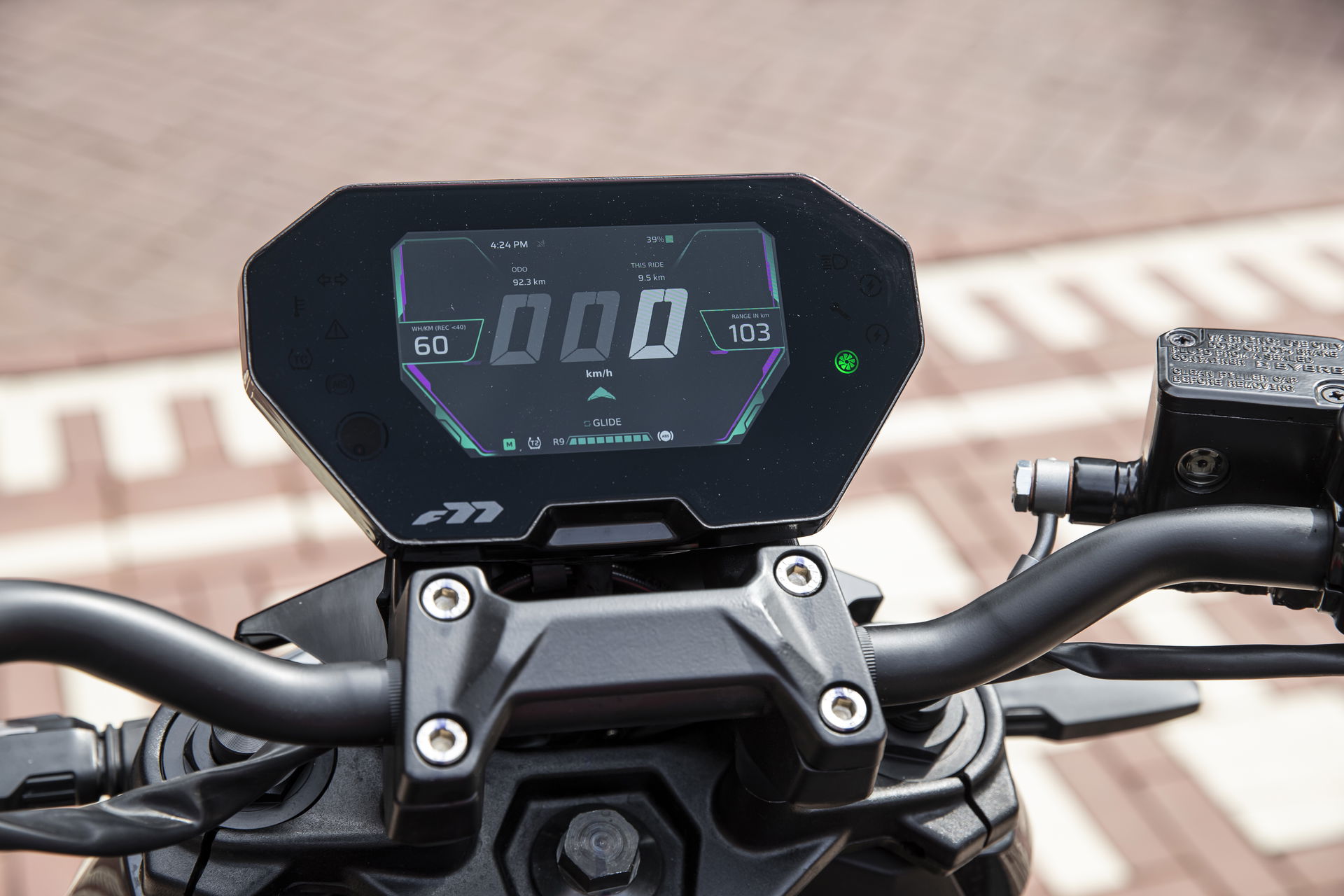 The TFT screen indicates three riding modes, from fast to slow, Ballistic, Combat and Glide.