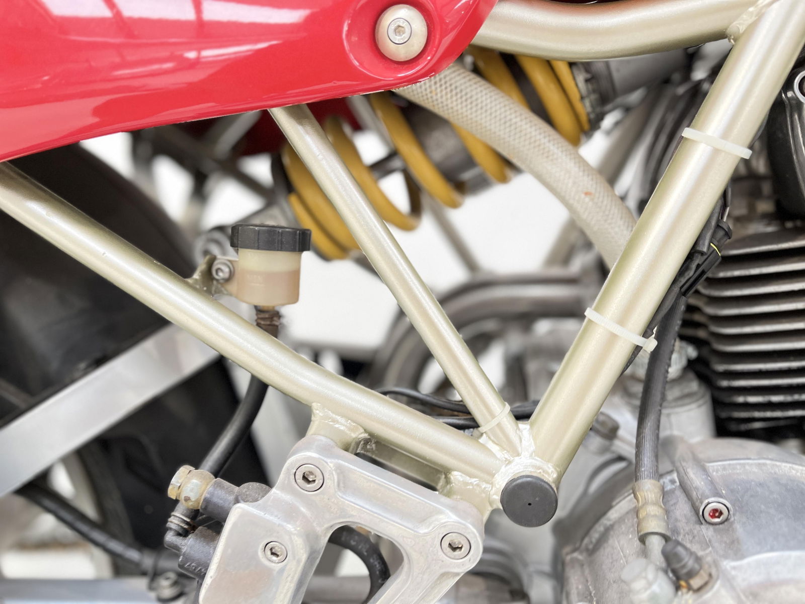 The engine of the 400SS