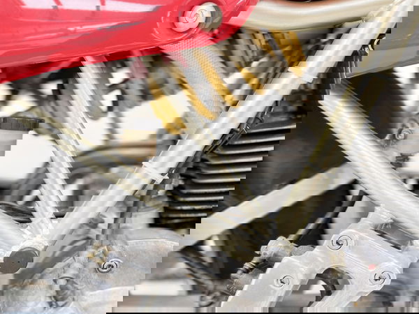 The engine of the 400SS