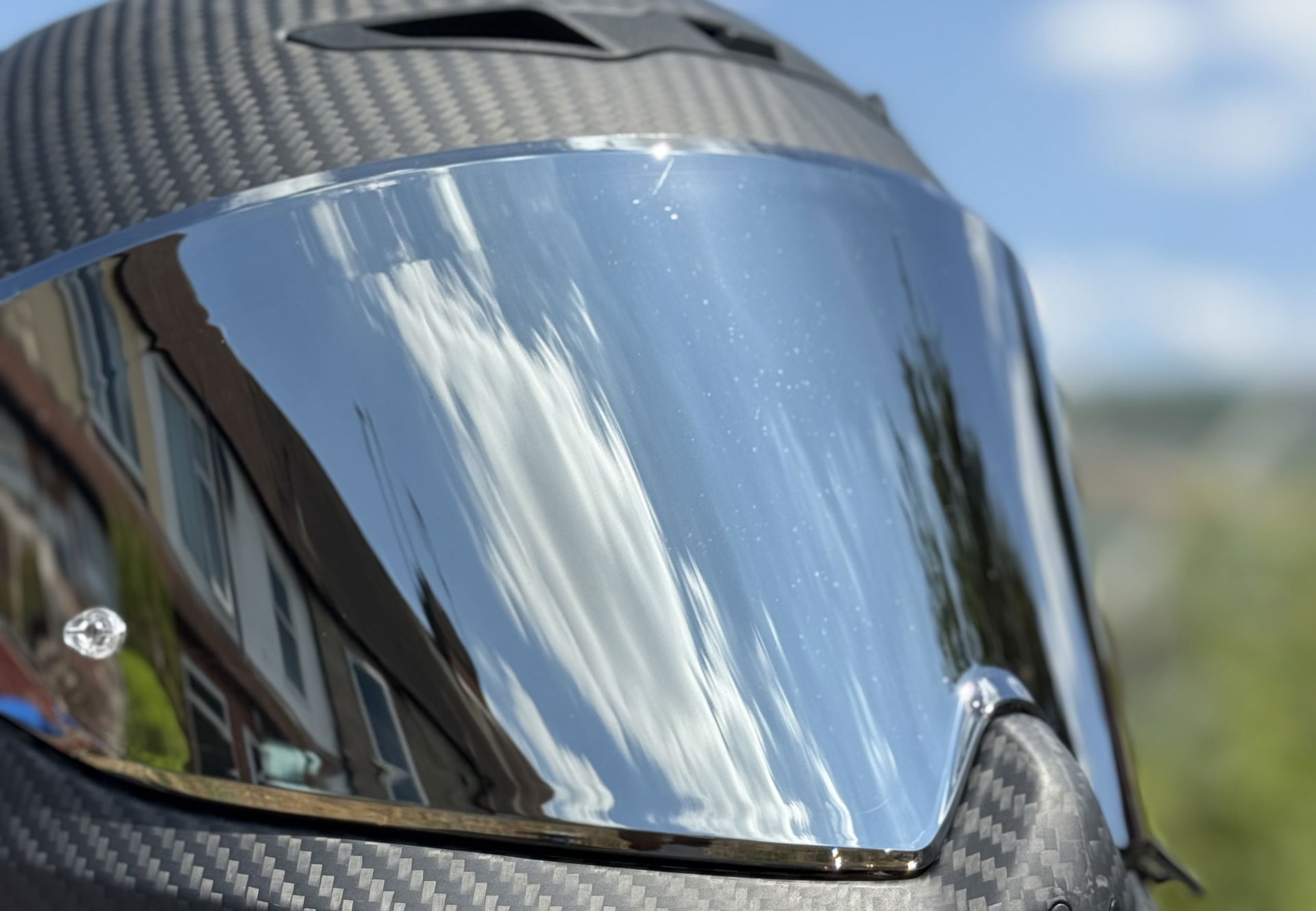 The visor is clear and only suffers from a tiny amount of distortion