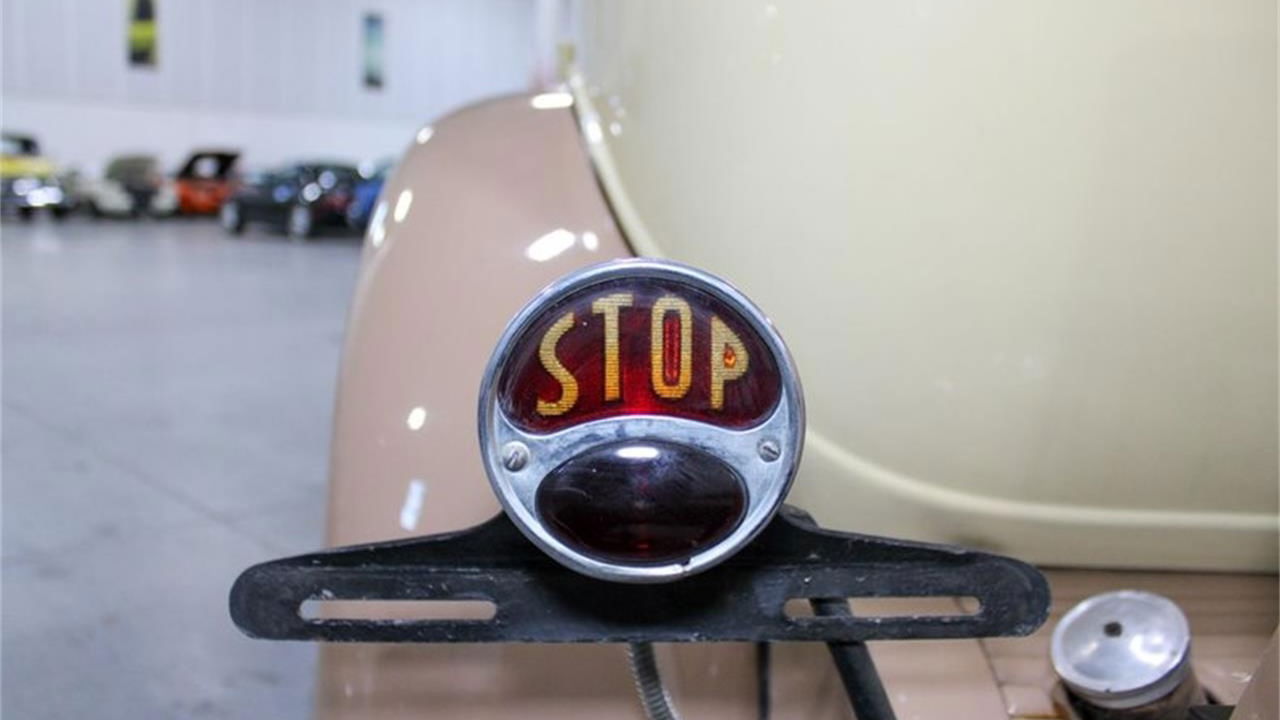 Tail light of a 1931 Studebaker