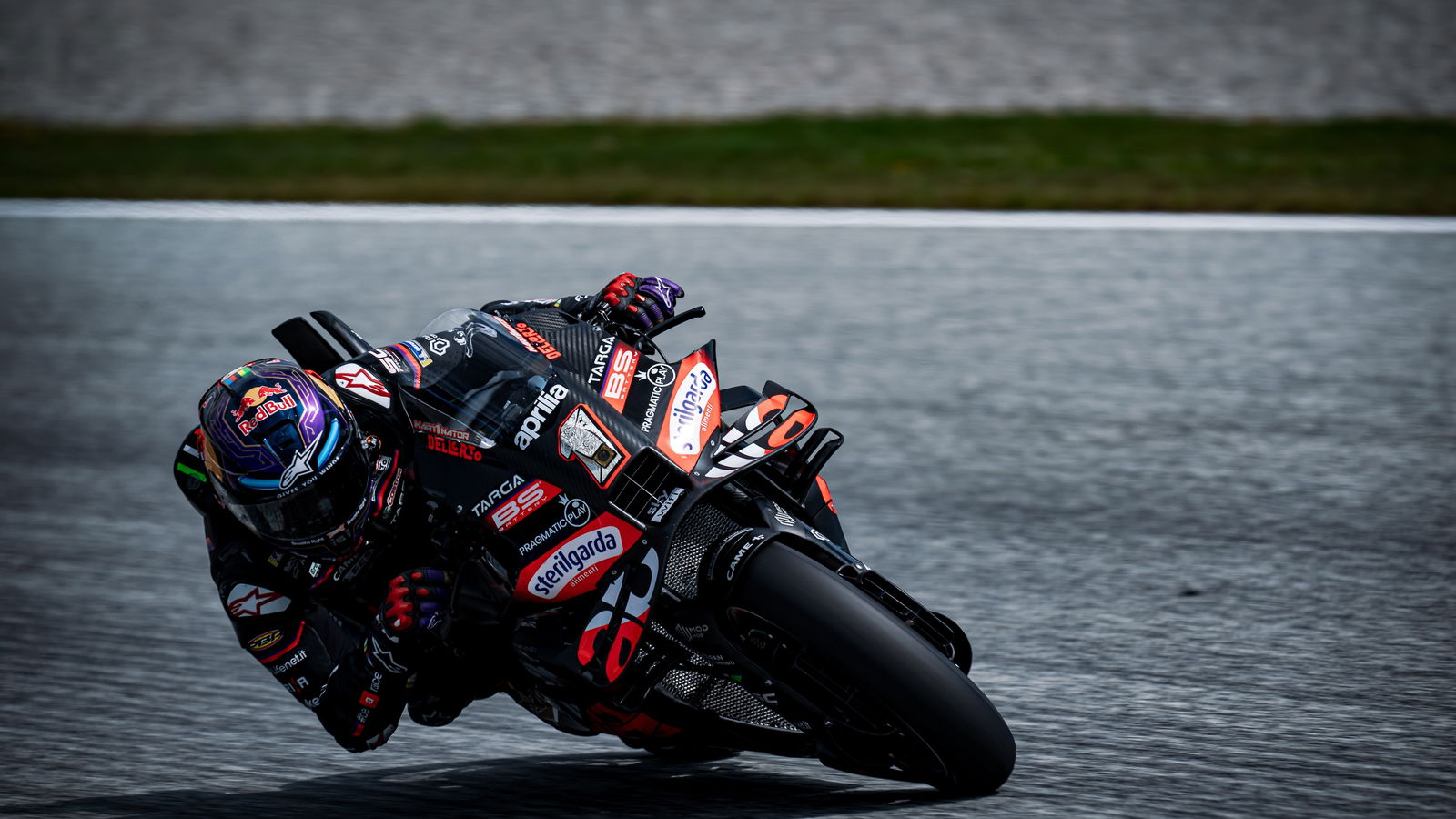 Jorge Martin coming around a corner on his Aprilia at the Austrian MotoGP