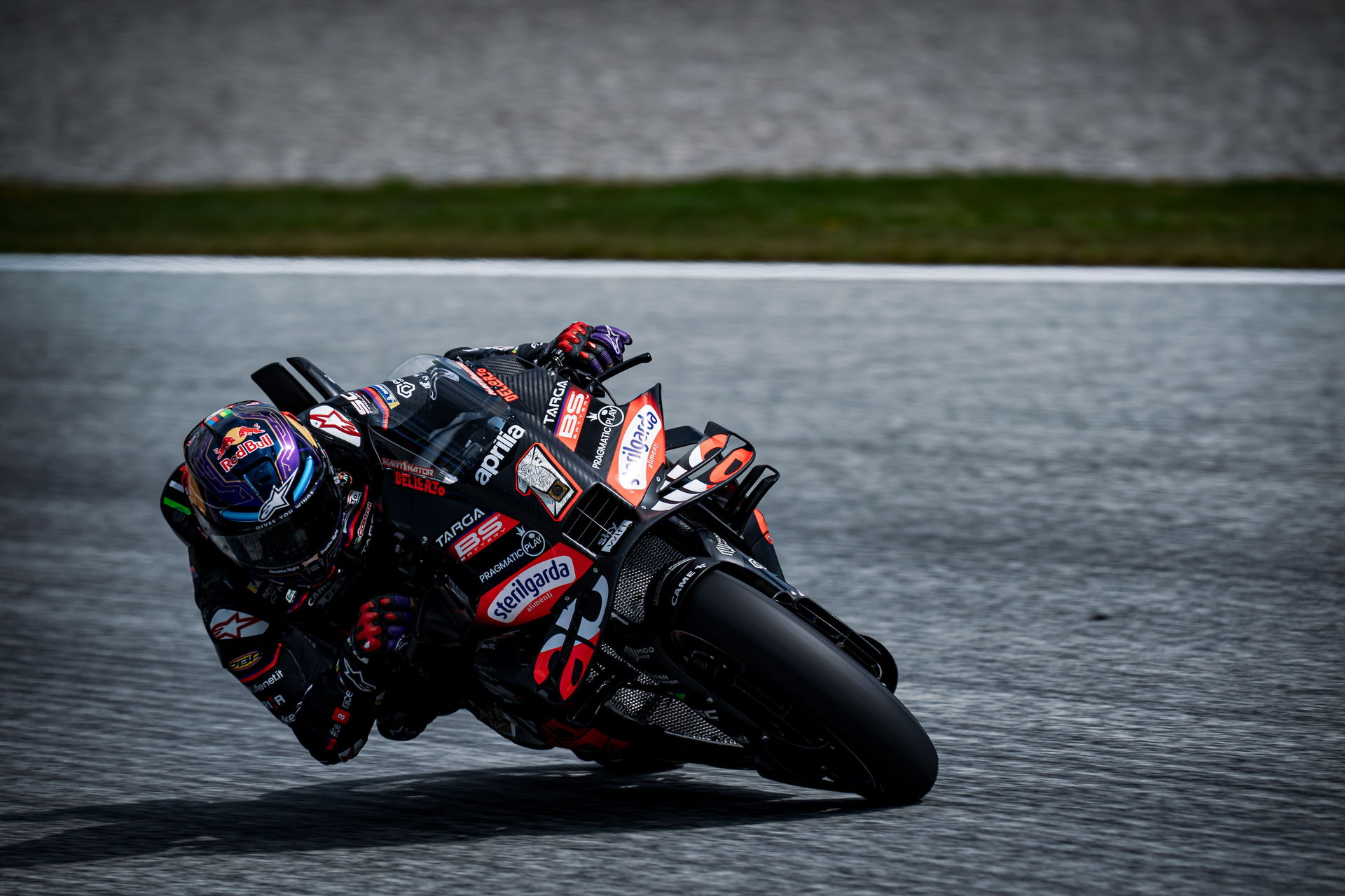 Jorge Martin coming around a corner on his Aprilia at the Austrian MotoGP
