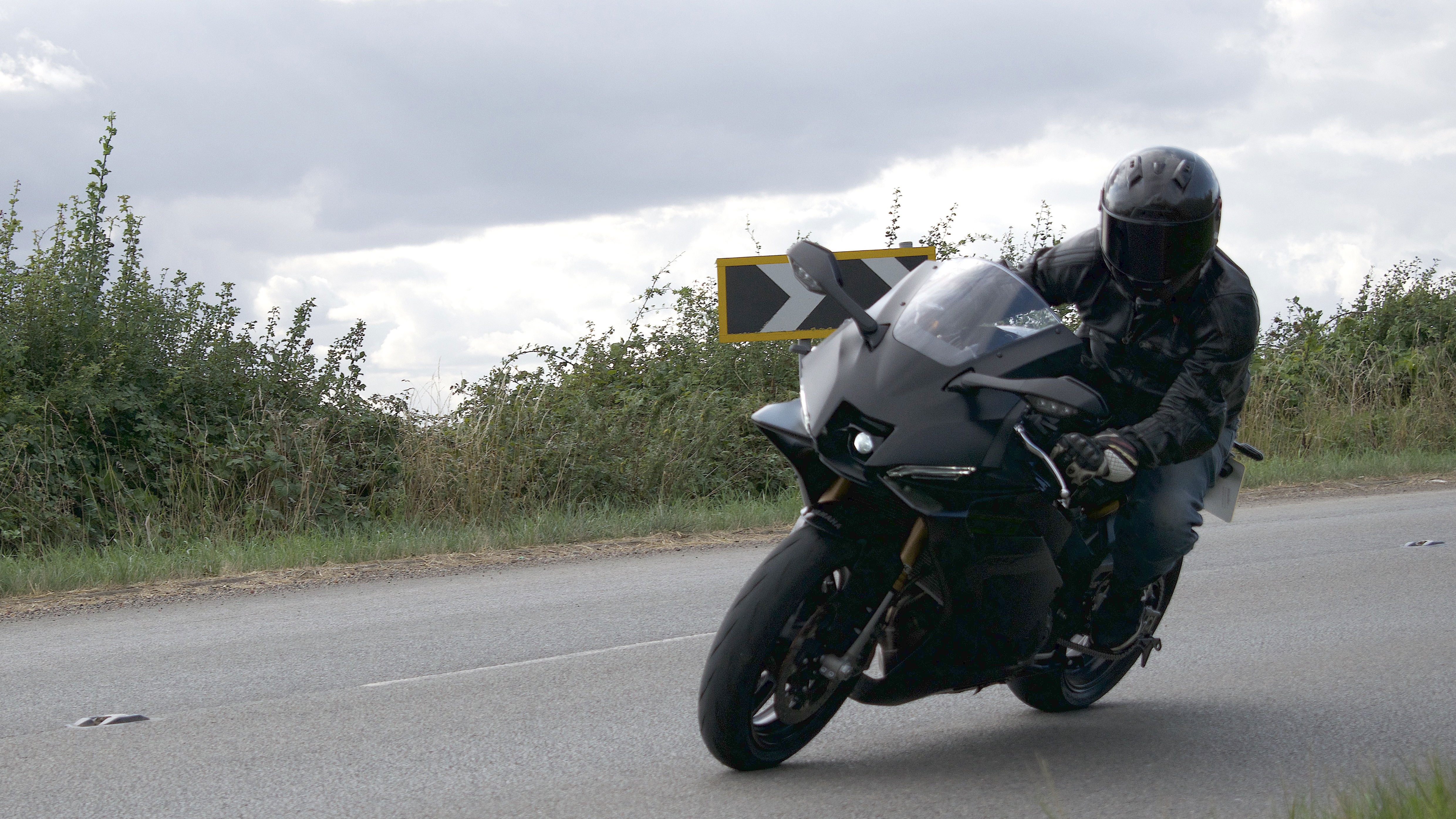 Yammaha R9 - riding road