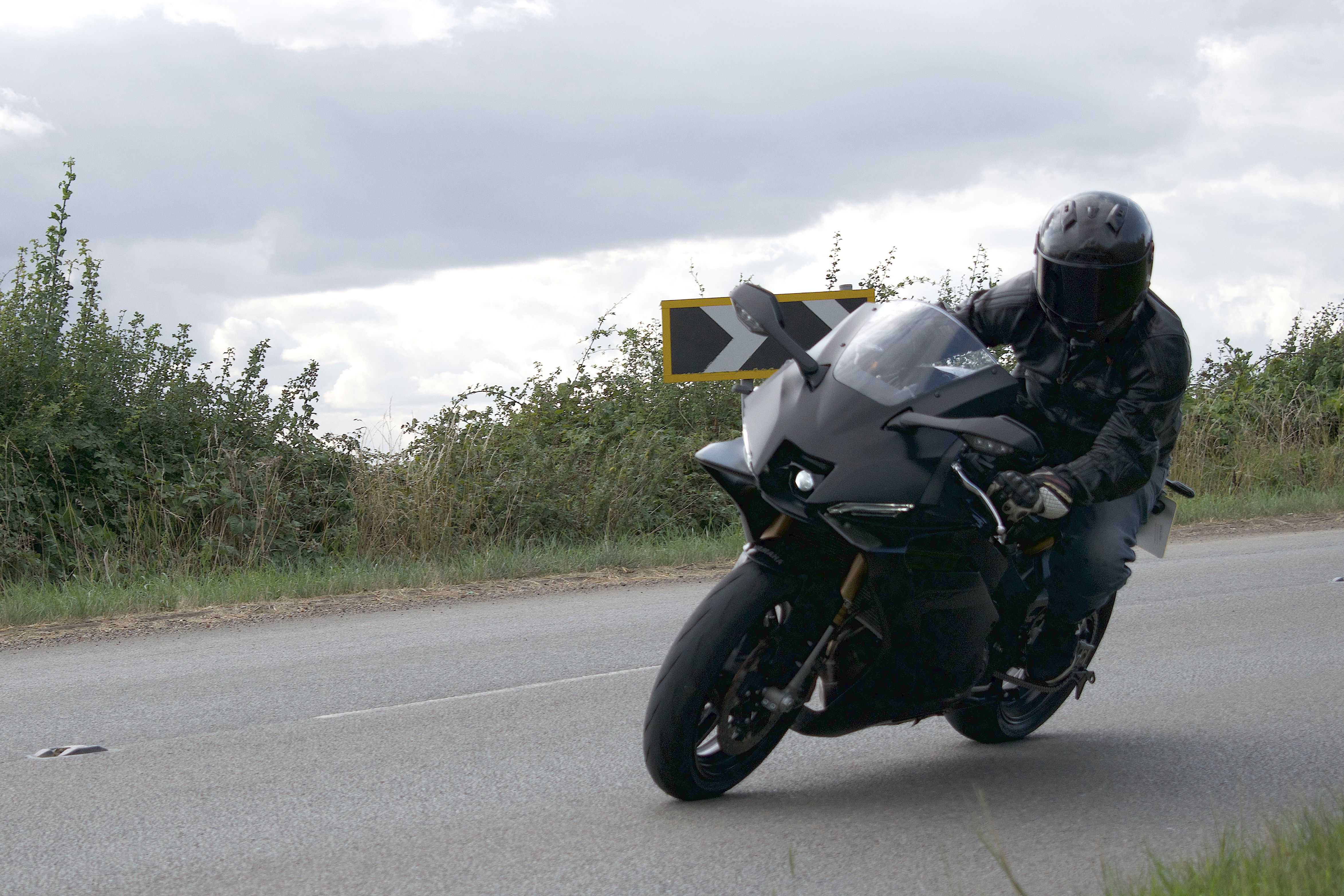 Yammaha R9 - riding road