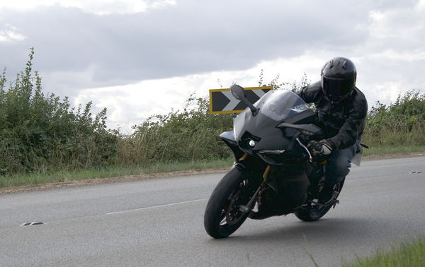 Yammaha R9 - riding road