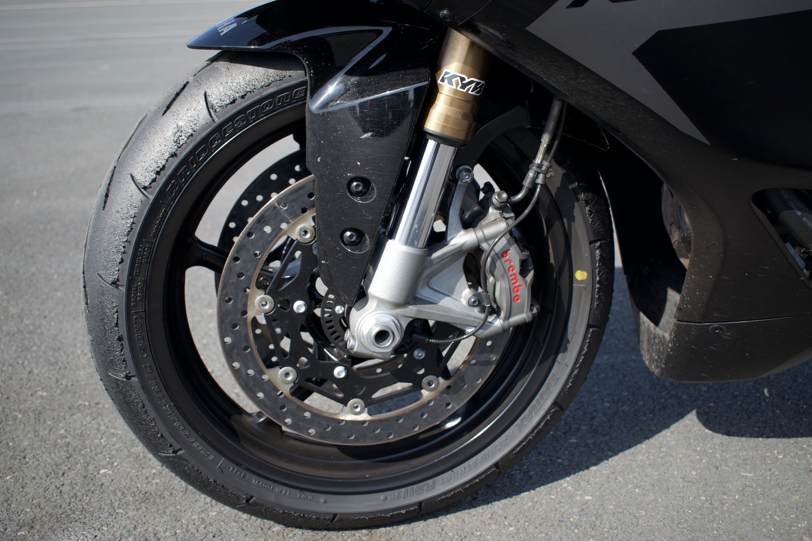 Yamaha R9 - Brembo Stylema stoppers at the front