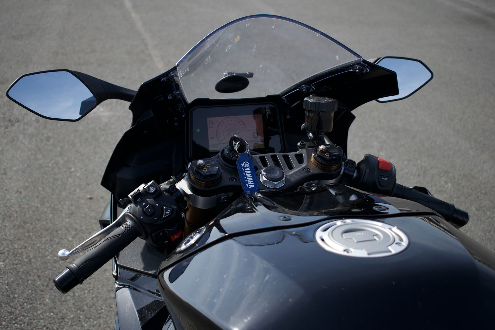 Yamaha R9 - cockpit