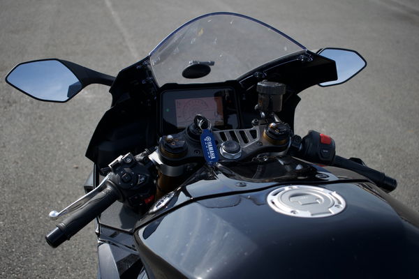 Yamaha R9 - cockpit