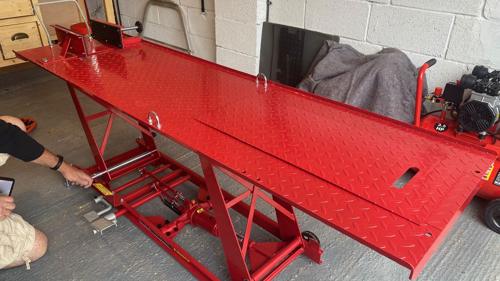 The Clarke CML7 Hydraulic Bike Lift