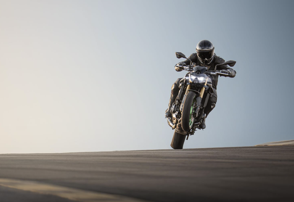 Kawasaki Z900 SE pulling a wheelie
