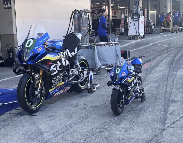Mini Suzuki GSX-R next to GSX-R1000R. Credit - SuperMoto8