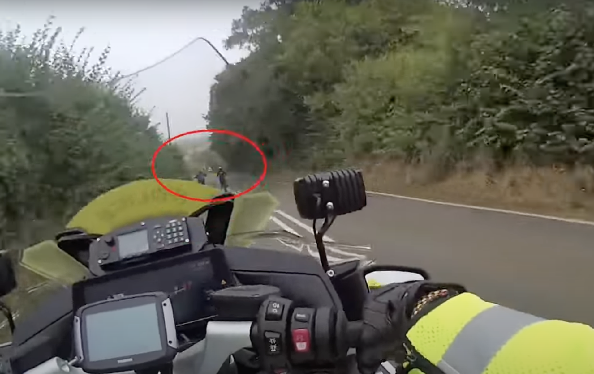 A police motorcyclist chases two illegally ridden people riding motorcycles