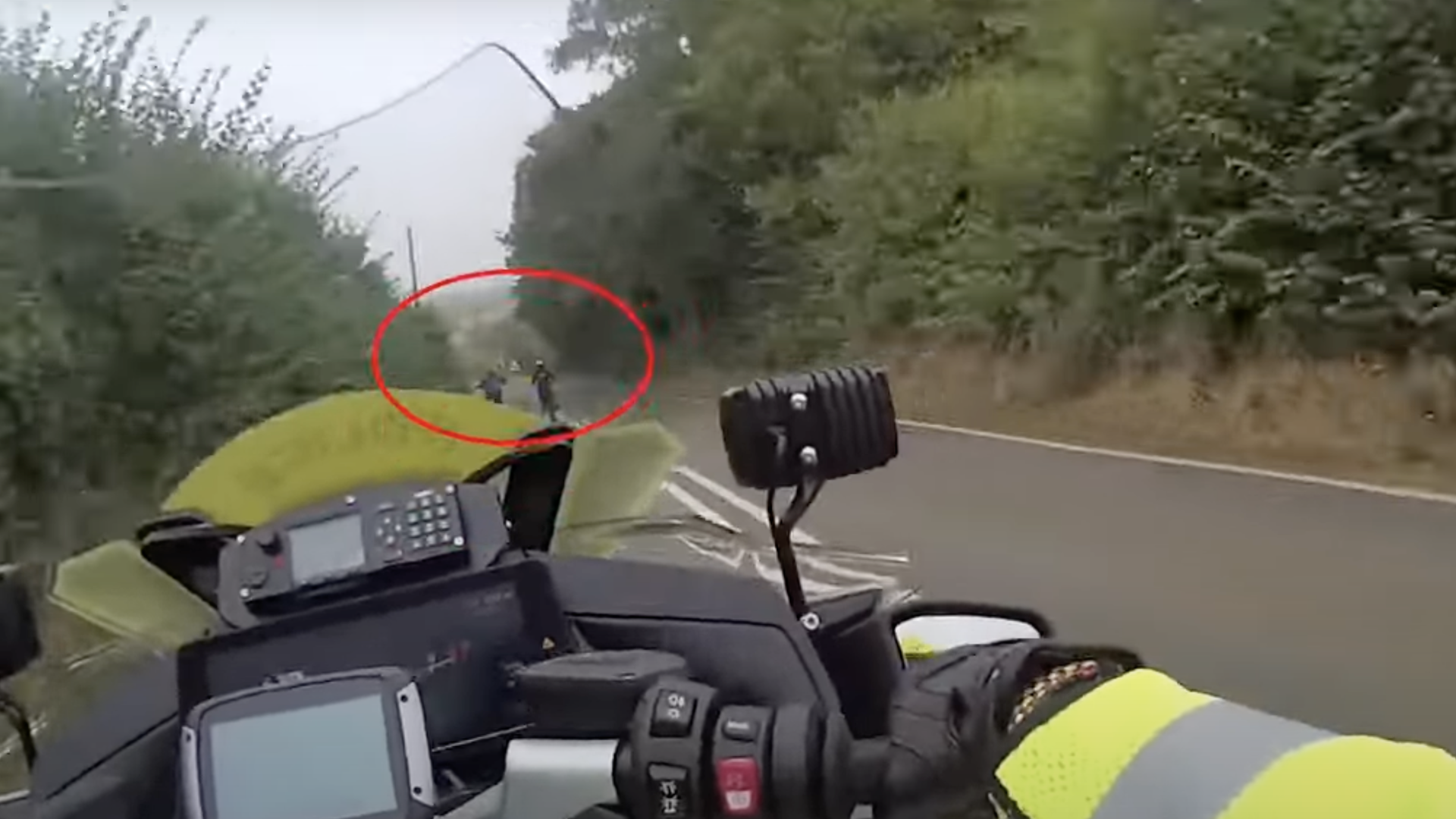 A police motorcyclist chases two illegally ridden people riding motorcycles