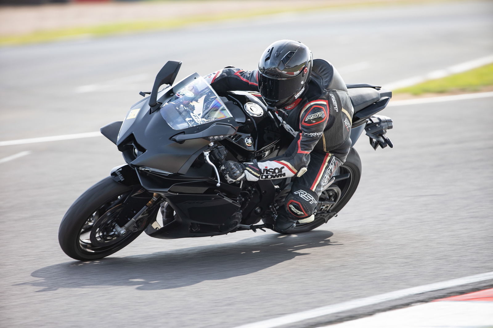 Yamaha R9 - riding