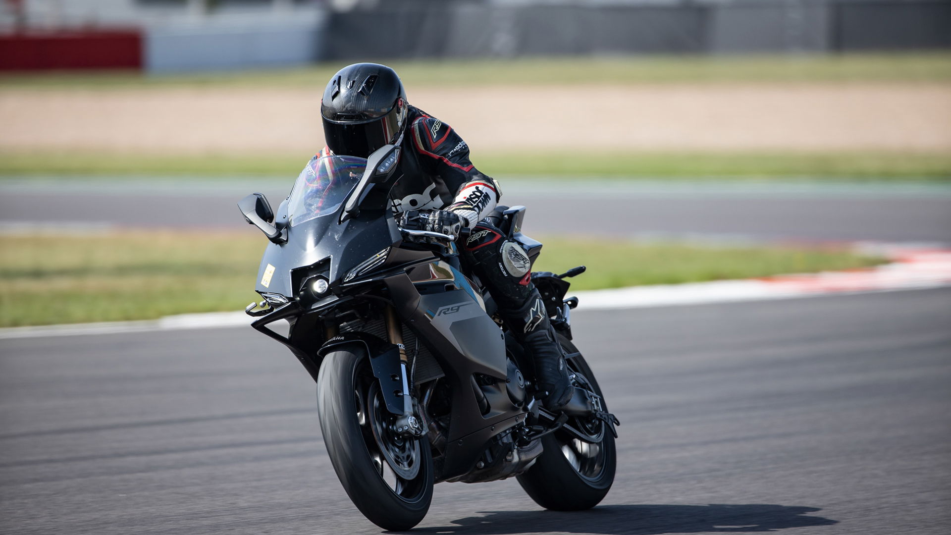 Yamaha R9 - riding track