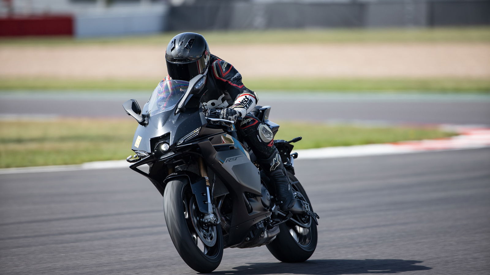 Yamaha R9 - riding track