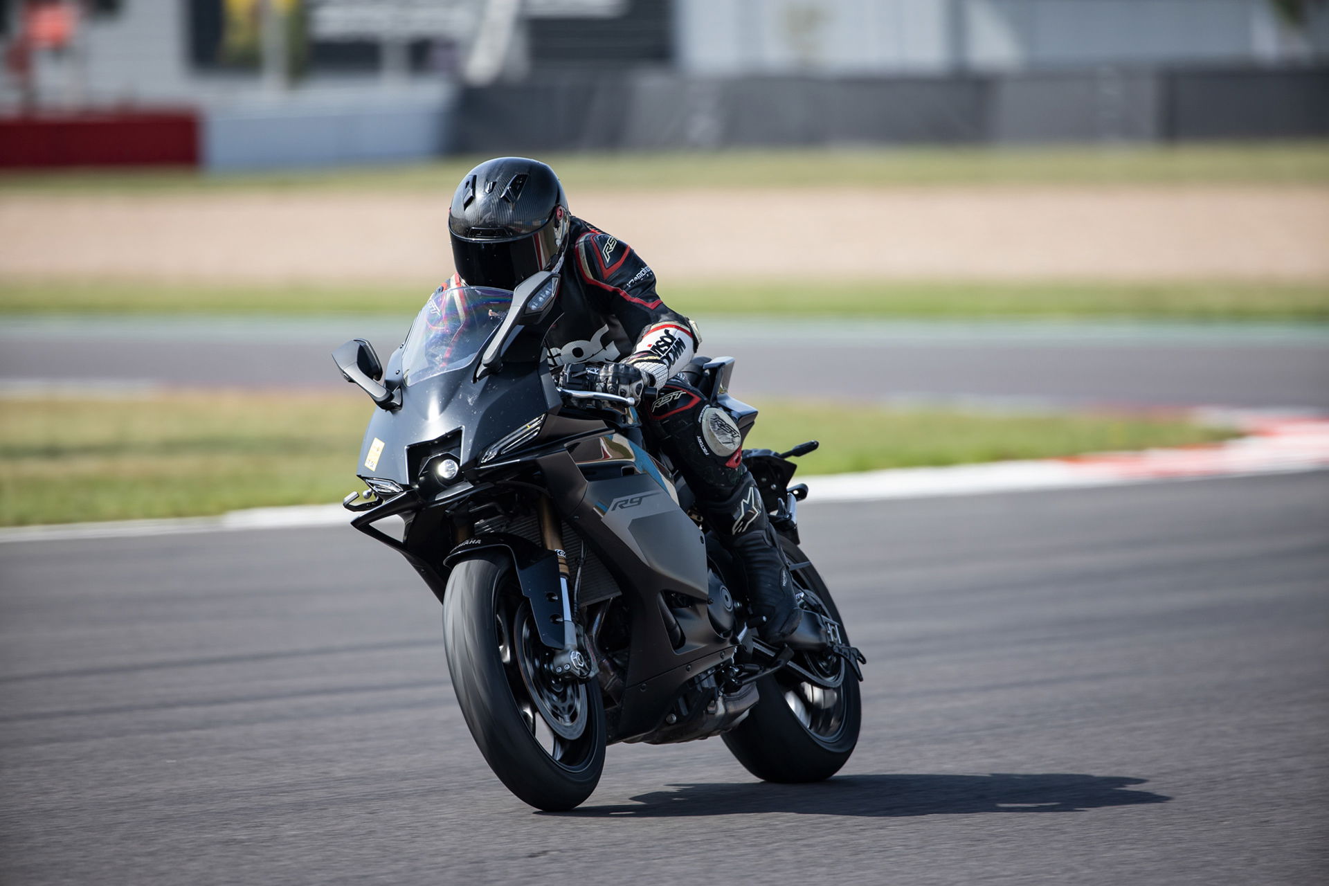 Yamaha R9 - riding track