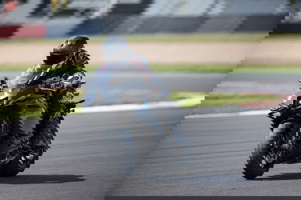 Yamaha R9 - riding track