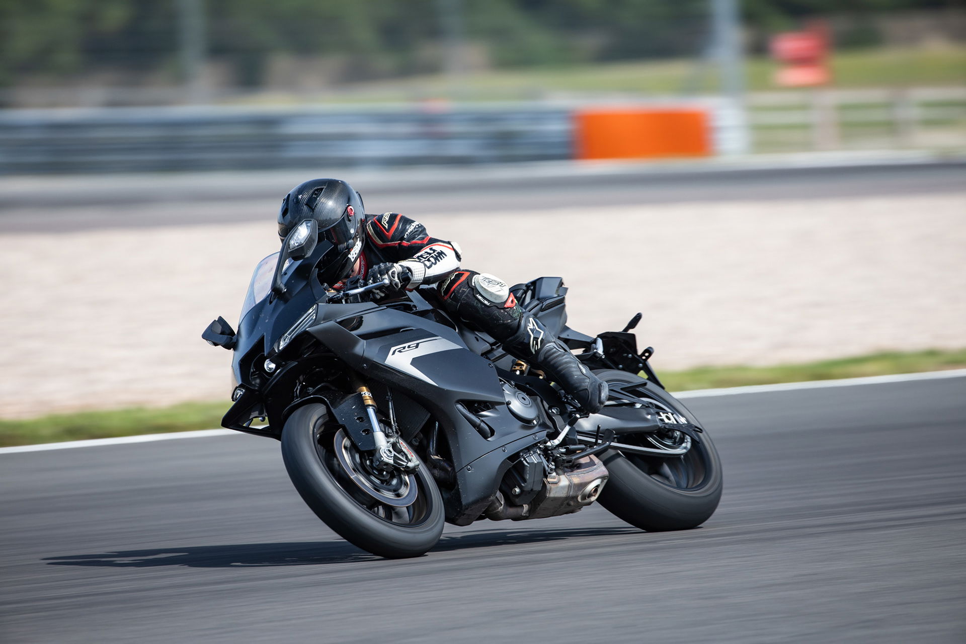 Yamaha R9 - riding track