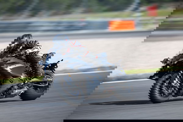 Yamaha R9 - riding track