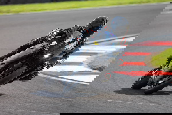 Yamaha R9 - riding track