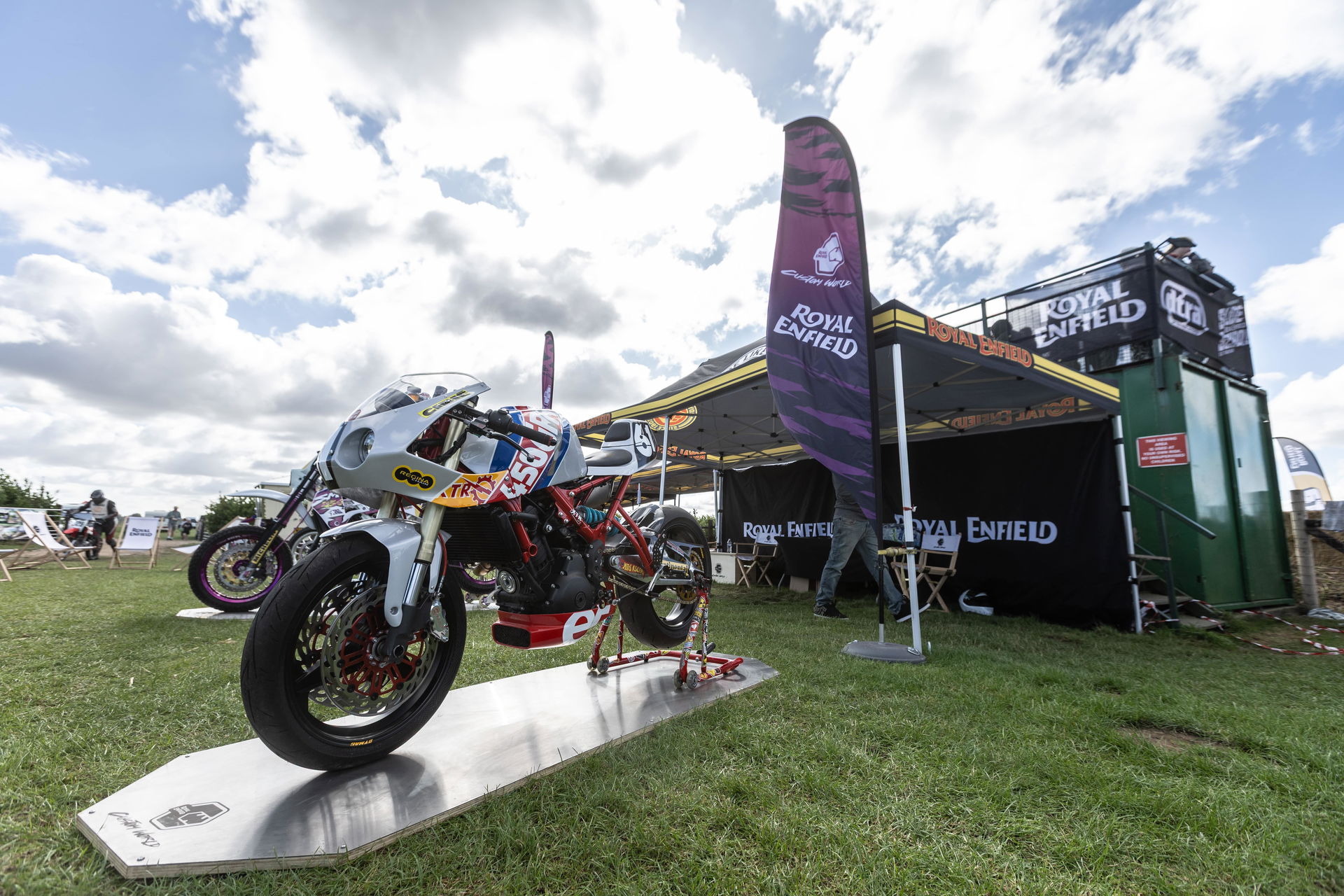 부스의 로얄 엔필드 자전거