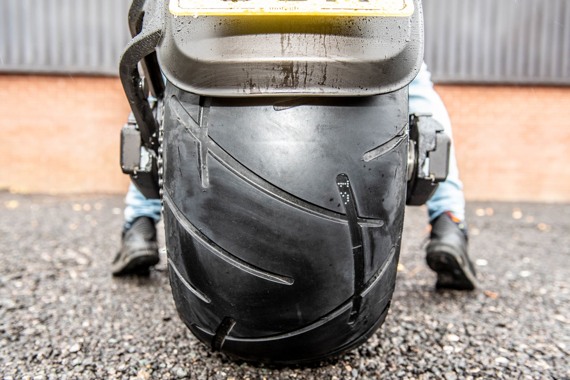 The rear tyre is a ginormous 310 section