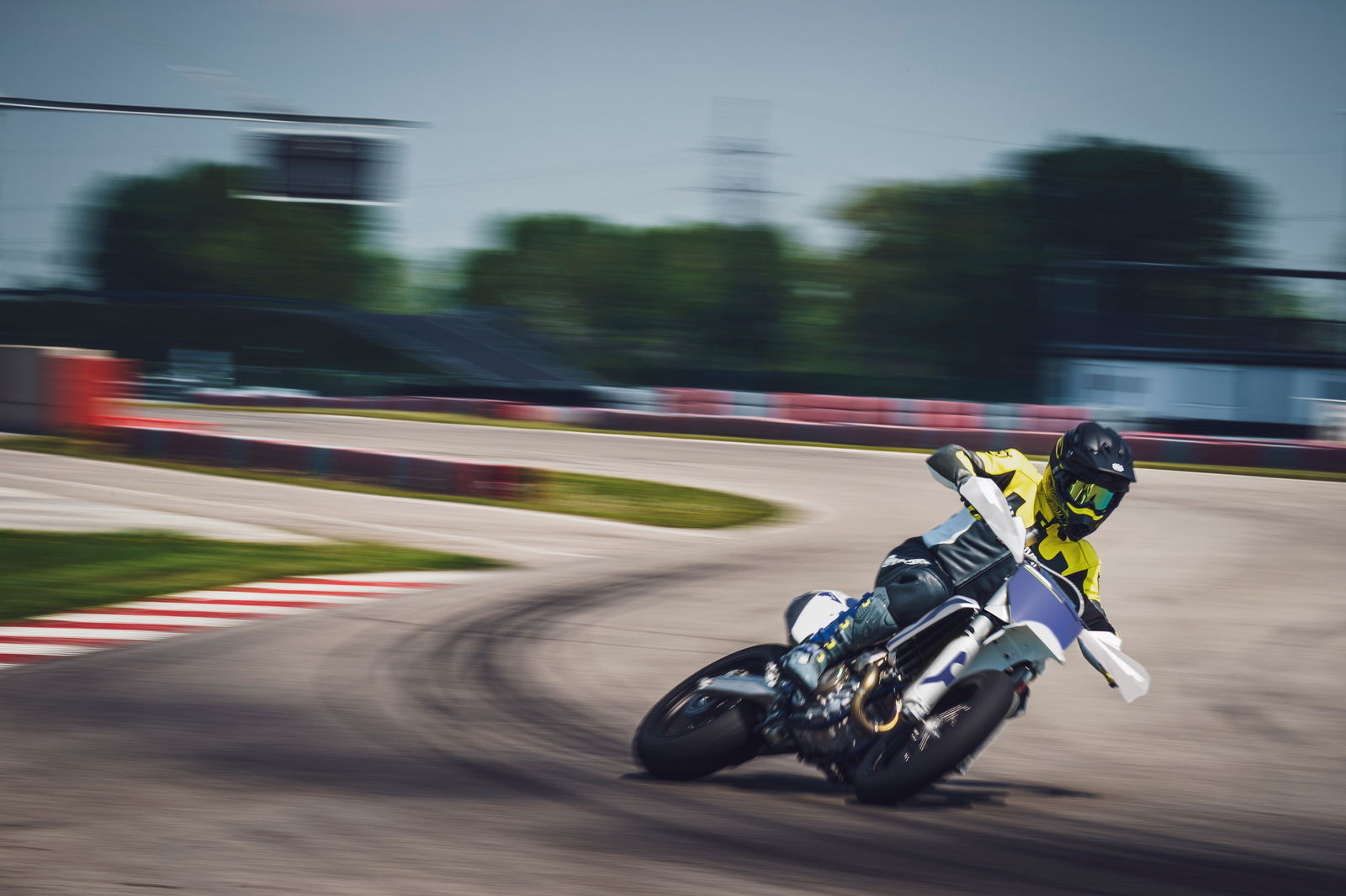Husqvarna FS 450 entering a turn