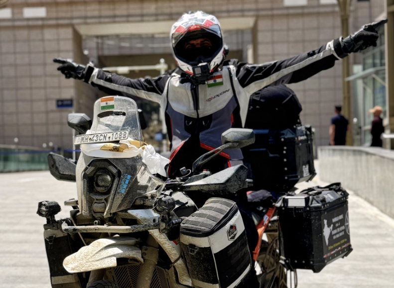 그의 오토바이 여행에 Yogesh Alexi. 사진 작가 -Ogesh Alekari