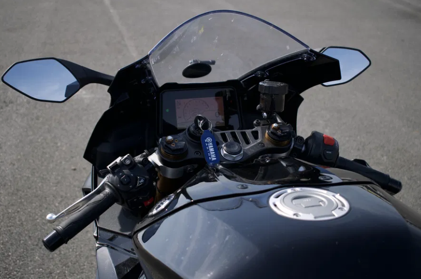 Yamaha R9 - cockpit