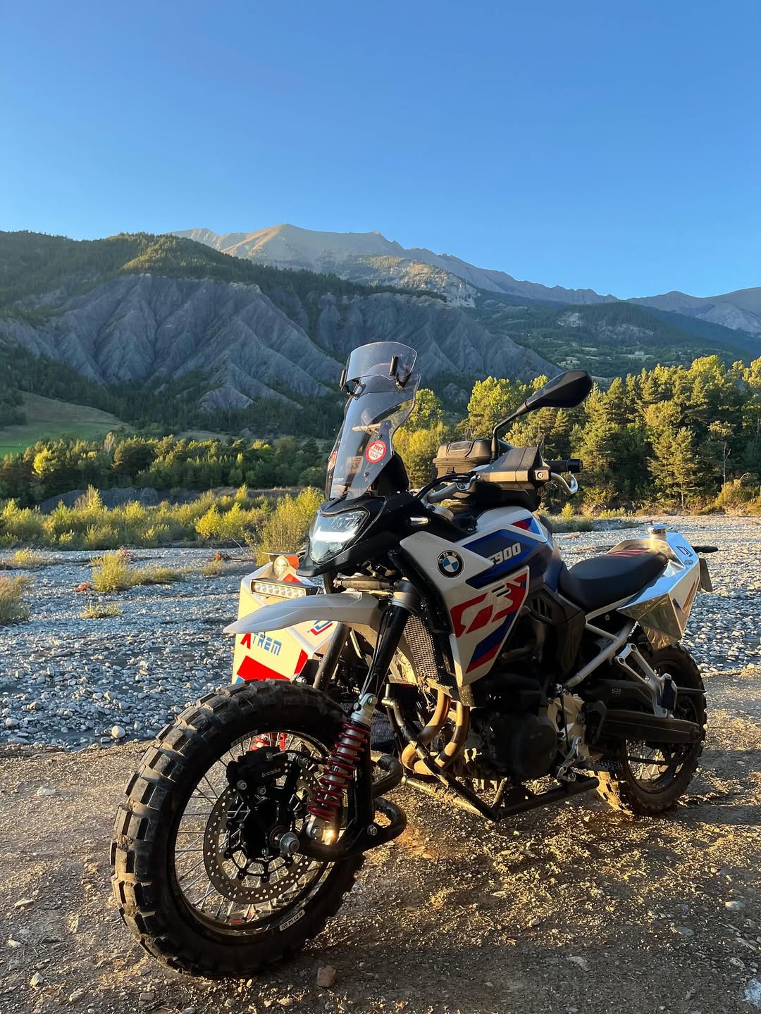BMW F 900 GS sidecar rig by DJ Side Cars