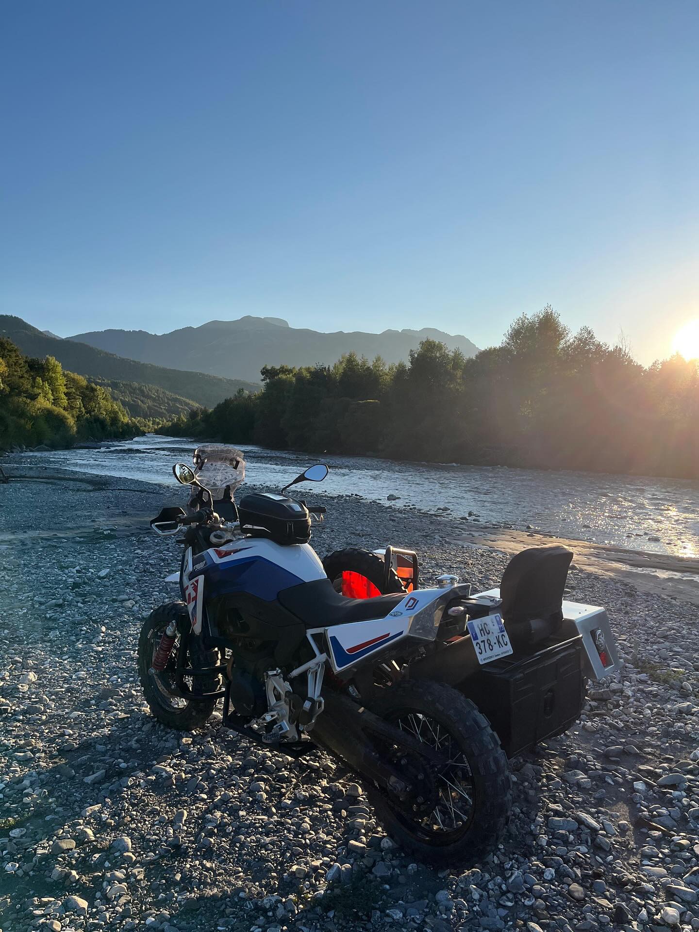 BMW F 900 GS sidecar rig by DJ Side Cars