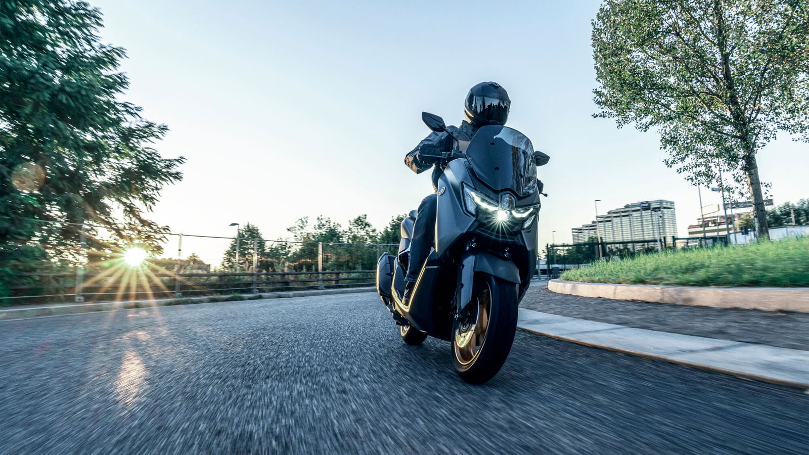 Yamaha NMAX 155 Tech MAX turning