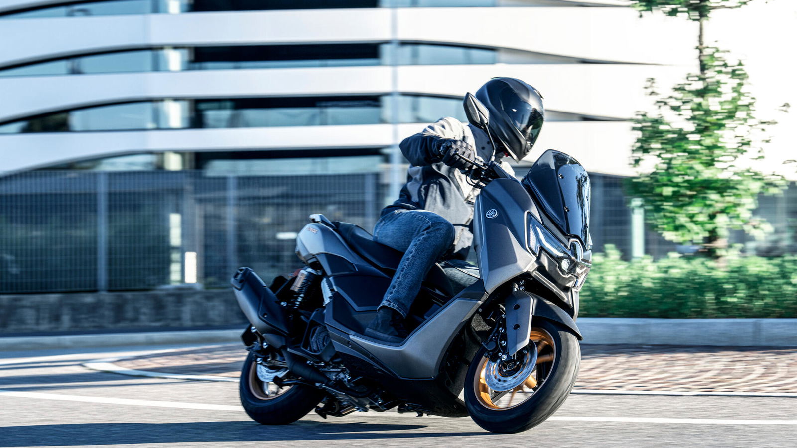 Yamaha NMAX 155 Tech MAX riding